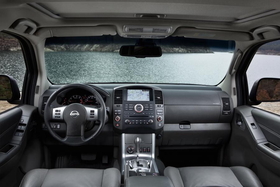  Nissan Navara 2011 года  (фото 9 из 20)